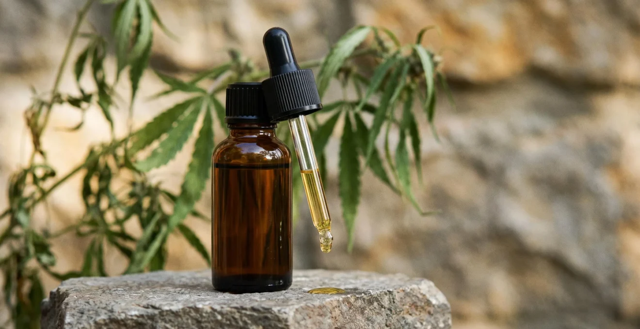 Flacon de cosmétique au CBD posé sur une surface naturelle, évoquant la recherche d'authenticité face au marketing